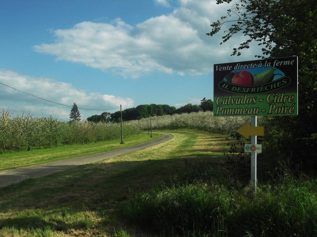Sainte-Marguerite-de-Carrouges Ferme Cidricole Hugues Desfrieches B&B 외부 사진